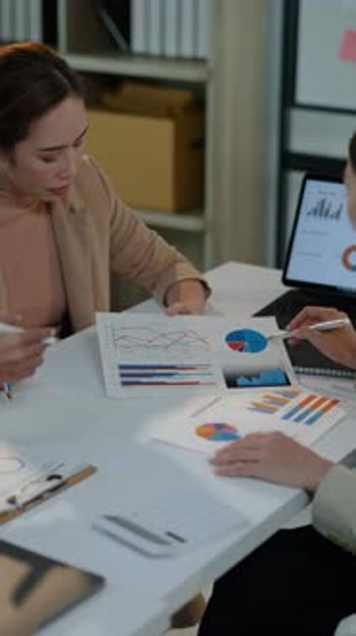 Travail d'équipe : les gens d'affaires se rencontrent, travaillent et réfléchissent à des sujets tels que les affaires, les finances et le marketing.