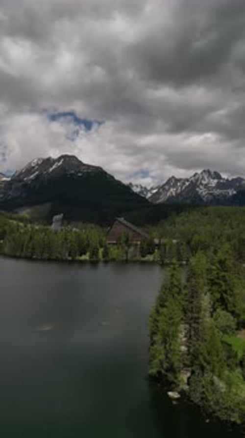 Vista aérea de verano del complejo turístico de Strbske Pleso en las montañas del Alto Tatra