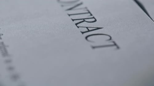 Contrato comercial Macro View colocado em uma mesa interna, documento legal, escritório