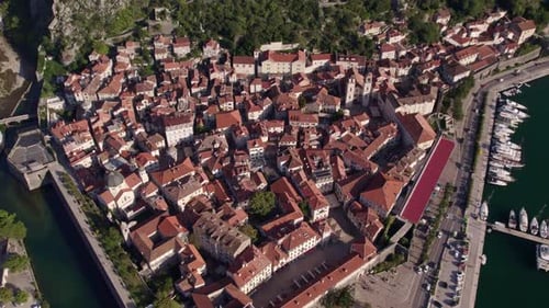 Luftaufnahme der mittelalterlichen Stadt mit roten Dächern und Hafen, Montenegro.