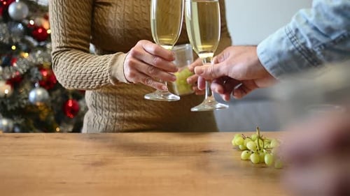 Couple qui tinte des coupes à champagne