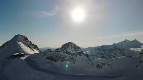Vue panoramique sur la chaîne de montagnes enneigée