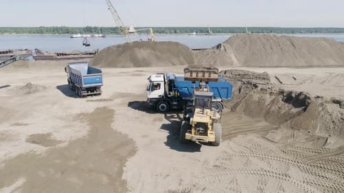 Radlader belädt Kipper an der Sandgewinnungsanlage in River Port