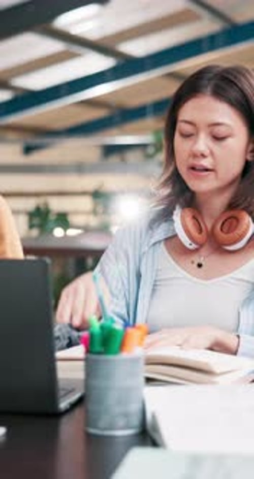 Femme, livre et discussion avec apprentissage pour la collaboration des étudiants, préparation aux examens