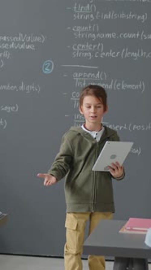 Junge macht vor der Klasse Bericht