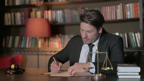 Abogado masculino tenso que intenta escribir un documento legal