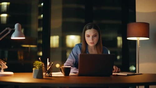 Shocked Businesswoman Reacting Failure Looking Laptop at Night Company Office