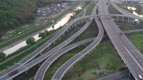 Viel befahrene Straße in der Stadt