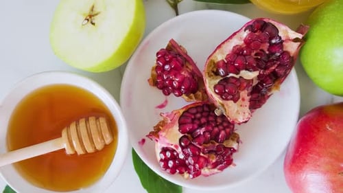 Fondo de fiesta de Año Nuevo judío de Rosh Hashaná con miel, granada y manzanas sobre mármol blanco