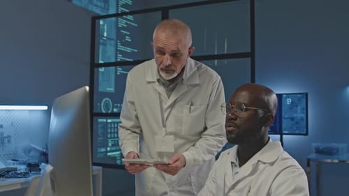 Zwei Softwareingenieure arbeiten im Dark Office zusammen