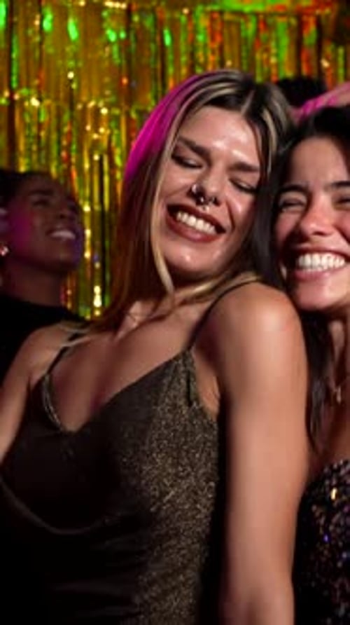 Junge Frauen tanzen und haben Spaß auf einer Nachtclubparty