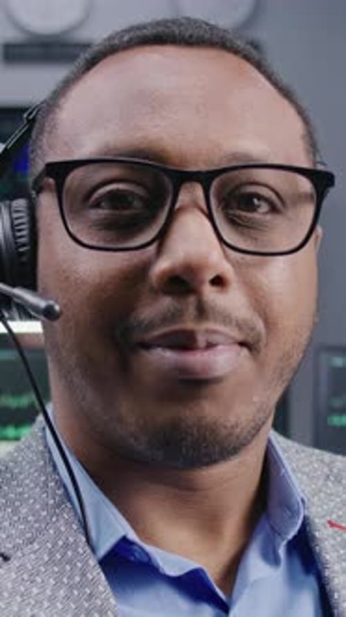 Comerciante afro-americano sorri e olha para a câmera