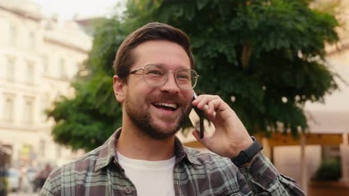 Kaukasischer Mann Fröhlich Glücklicher Europäischer Erwachsener Geschäftsmann Reisender Tourist Männliches Chatten Handy