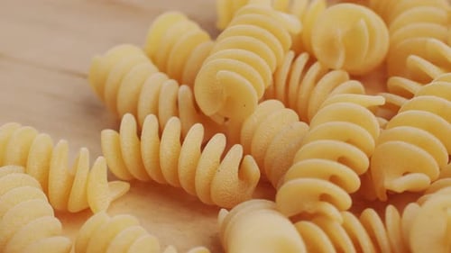 Pasta Mix diferentes tallarines italianos Fussili, empaque de pasta, ventana, fettuccine, pasta de cerca, no