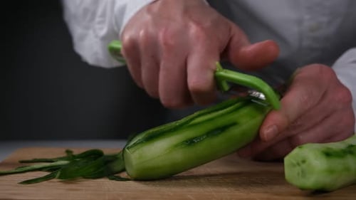 Chef Peeling Gurke