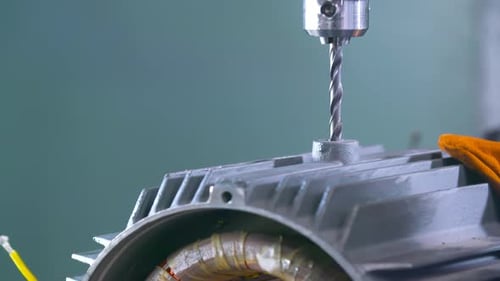 Automatisierte Produktionslinie für die Montage von Motoren, industrielle Fabrik, Herstellung, Lokomotivenraum in Technolo