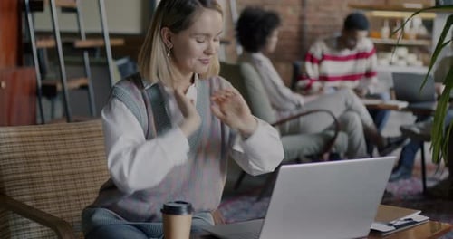 Un jeune entrepreneur ambitieux travaillant avec la dactylographie sur ordinateur portable s'est concentré sur le développement des affaires en