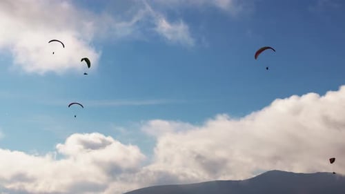 Gleitschirmfliegen: Aktiver Sport gegen das Riesengebirge im Hochland