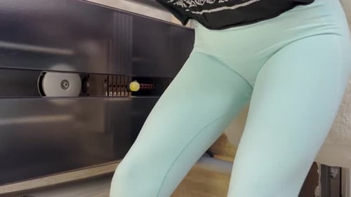 Eine Person, die eine Fitnessroutine durchführt, ein sportliches Outfit trägt und eine Übung durchführt.