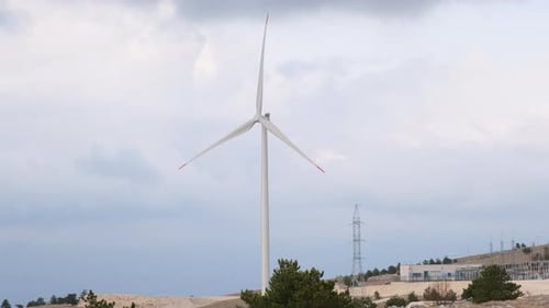 Eine große Windkraftanlage. Nachhaltige und erneuerbare grüne Energie aus dem Wind. Turbinen angeordnet
