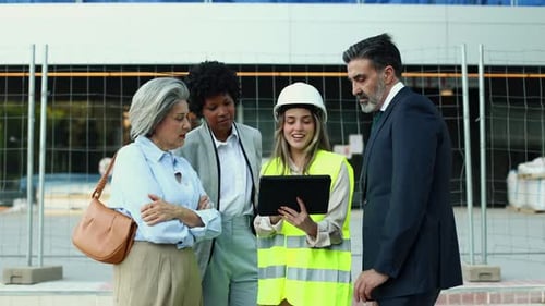 Arquitectos e ingenieros discutiendo un proyecto en una tableta