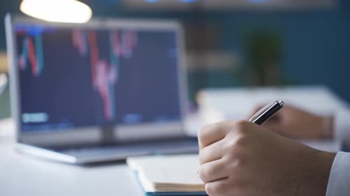 Der Händler analysiert die Grafik des Abwärtstrends und des Aufwärtstrends auf dem Devisenmarkt.