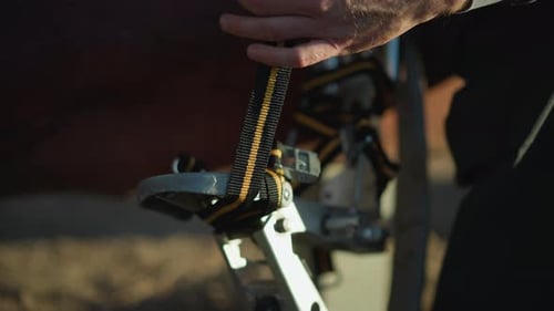Gros plan des mains ajustant les sangles d'un équipement sportif à l'extérieur