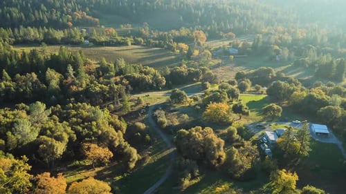 Maisons rurales de la vallée et chemins de terre sinueux à Mt Aukum