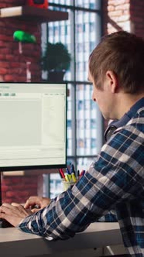 Softwareingenieur für PC-Codierung und Erstellung von Software mithilfe eines Tablets mit isoliertem Bildschirm