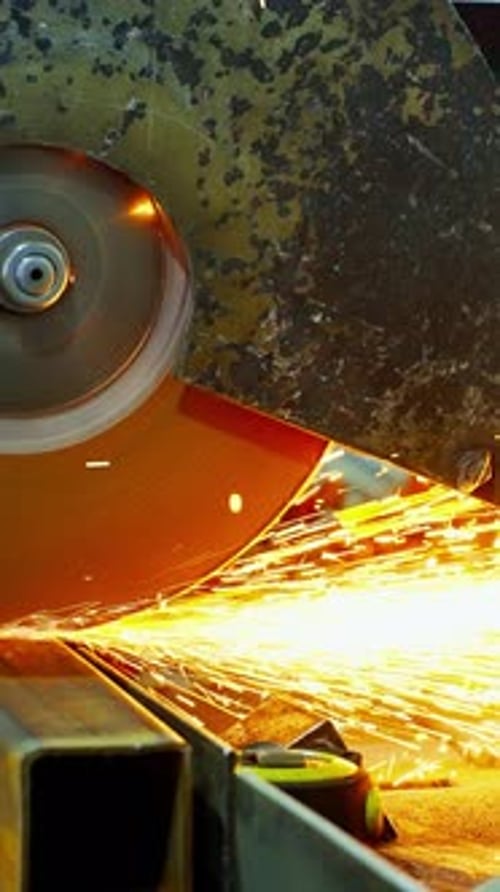 O processo de corte de metal cria faíscas no ambiente da oficina