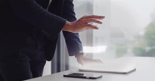 Ingeniero de arquitectura, pantalla aérea y futurista que trabaja en un proyecto arquitectónico virtual para un proyecto moderno
