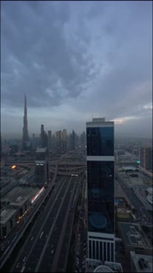 Video on the Sheikh Zayed road at the moment of Burj Khalifa Dubai