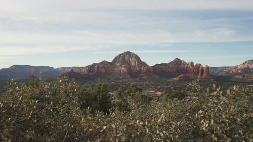Blick auf Sedona, Arizona, wunderschöne Felsformationen, Stadt und Berge an einem bewölkten Tag — drücken Sie in s