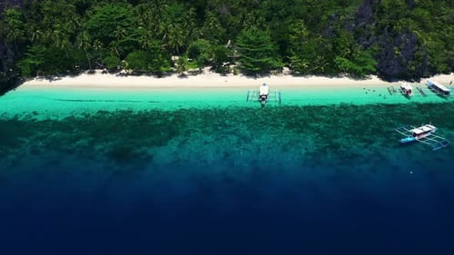 Séquence vidéo 4k de bateaux bangka amarrés sur une plage tropicale aux Philippines