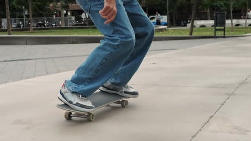 Jeune patineur faisant un saut à 360 degrés en effectuant un kickflip trick s'entraînant à un skatepark