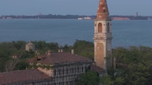 Vue aérienne de l'île Ghost en proie à la peste de Poveglia dans la lagune de Venise