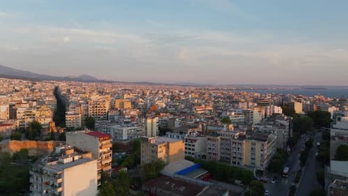 Thessaloniki apresenta uma paisagem urbana de tirar o fôlego que se estende em direção ao Golfo Termaico banhada pelo calor