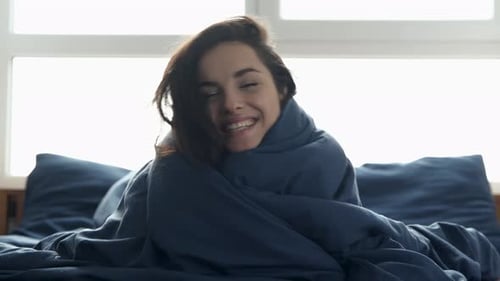 Mujer joven se queda en casa durante la cuarentena