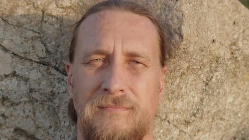 Portrait d'un homme charismatique à la barbe et à la moustache qui a hâte de plisser les yeux au clair