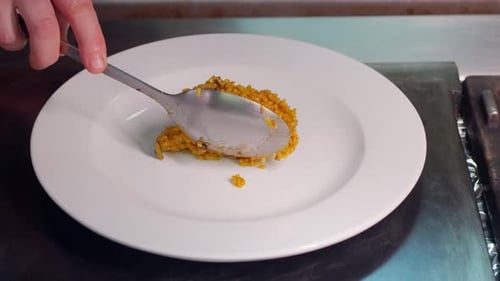 Platear un plato de paella valenciana