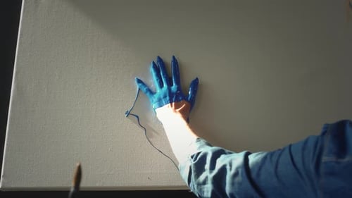 Una niña talentosa crea una imagen creativa con sus manos y dedos Una maestra crea una