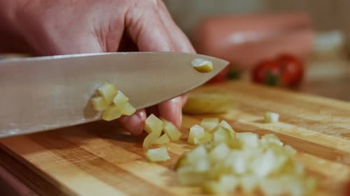 Corte de pepino en escabeche para ensalada de aceitunas Ensalada rusa