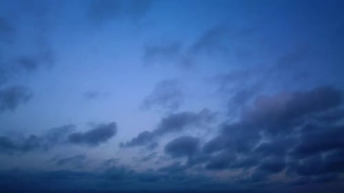 Wunderschöner Zeitraffer mit rosafarbenem und violettem Himmel und dunklen Wolken von der Abenddämmerung bis zur Nacht bei Sonnenuntergang
