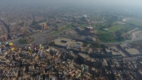 Vista aérea da paisagem urbana de Multan com arranha-céus, Paquistão.