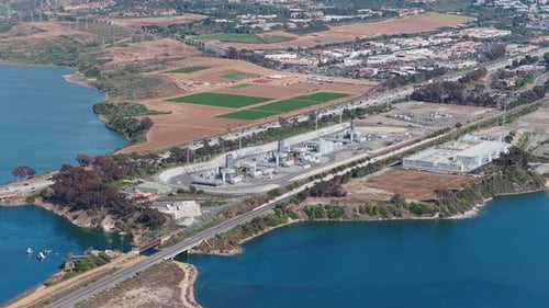 Vista aérea panorâmica da Usina Elétrica de Encina e da Lagoa Agua Hedionda em Carlsbad, Califórnia, com