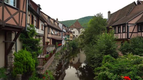 Kaysersberg se trouve à environ 12 kilomètres (7 mi) au nord-ouest de Colmar, sur le versant est des Vosges