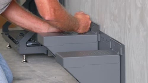 Instalação de todo o sistema de energia de backup doméstico; técnico instalando suportes de isolamento para bateria