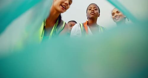 Basura, aire libre y limpieza de personas con bolsas de basura, punto de vista, trabajo en equipo y sostenibilidad en el Día de la Tierra