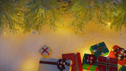 Nachtszene von oben auf eine Gruppe von Weihnachtsgeschenken mit Lichtern und Tannenblättern 3D-Animation