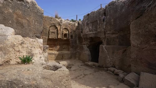 Tombeau des Rois à Paphos, à Chypre. Vue extérieure de l'entrée souterraine de la nécropole
.